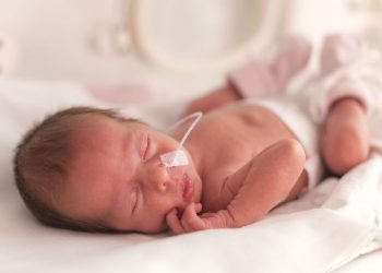Η φωνή της μητέρας ενισχύει την γλωσσική ανάπτυξη στα πρόωρα μωρά, δείχνει νέα μελέτη