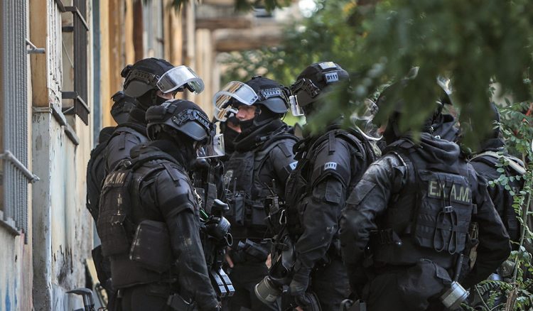 Ευρεία αστυνομική επιχείρηση – Ηρωίνη, κάνναβη, φυσίγγια και σπρέι πιπεριού ανάμεσα στα κατασχεθέντα (ΦΩΤΟ)