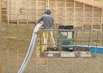 Υλικό «απαγορευμένο» για 90 χρόνια, επιστρέφει με 15 φορές καλύτερη μόνωση από το σκυρόδεμα και αποθήκευση CO₂ με διάρκεια