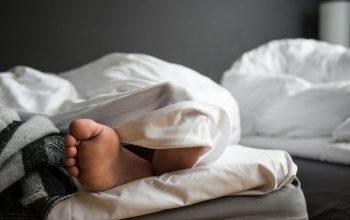 Ο λόγος που κοιμάστε καλύτερα με το ένα πόδι έξω από το πάπλωμα