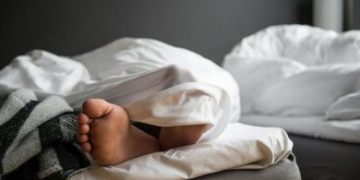 Ο λόγος που κοιμάστε καλύτερα με το ένα πόδι έξω από το πάπλωμα