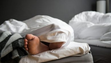 Ο λόγος που κοιμάστε καλύτερα με το ένα πόδι έξω από το πάπλωμα
