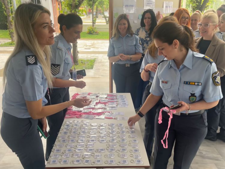 Μία ξεχωριστή δράση διοργανώθηκε στην είσοδο του Αστυνομικού Μεγάρου Λάρισας με αφορμή την “Γιορτή της Μητέρας” (ΦΩΤΟ)