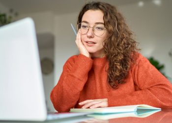 Υβριδική εργασία: Υποτίθεται ότι θα την νιώθαμε ευκολότερη – Γιατί δεν είναι έτσι τελικά;