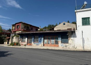 Τρίκαλα: Προς Πώληση – Οικόπεδο με Παλαιά Καταστήματα & Οικία