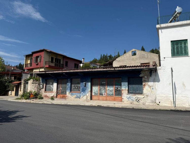 Τρίκαλα: Προς Πώληση – Οικόπεδο με Παλαιά Καταστήματα & Οικία