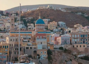 Σύρος: Το κρυφό ανεκτίμητο διαμάντι των Κυκλάδων, σύμφωνα με διεθνή μέσα
