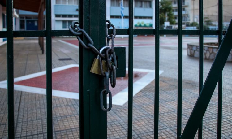Πότε κλείνουν τα σχολεία για το καλοκαίρι – Οι ημερομηνίες για Δημοτικά, Γυμνάσια και Λύκεια
