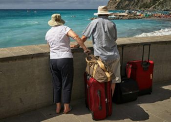 Ο «εφιάλτης» των ταξιδιών: Πώς να αντιμετωπίσετε τον πόνο στη μέση όταν κουβαλάτε βαλίτσες