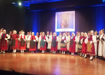 Λαογραφικός Χορευτικός Όμιλος «Ασκληπιός»: Βγήκε στο… παραθύρι και σήκωσε όλη την παλιά γειτονιά για παραδοσιακό χορό!! (ΦΩΤΟ)