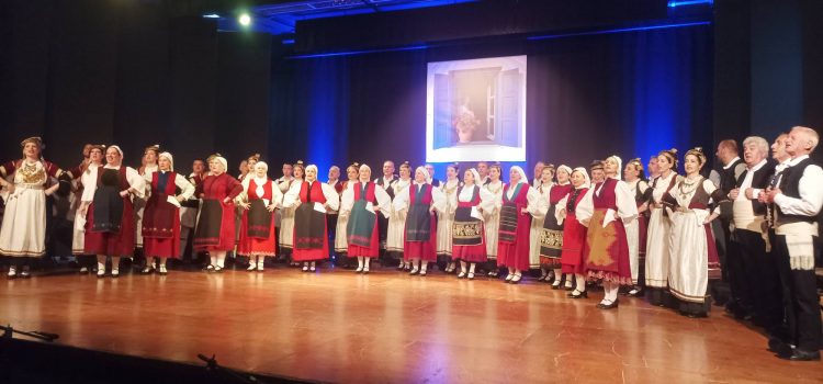 Λαογραφικός Χορευτικός Όμιλος «Ασκληπιός»: Βγήκε στο… παραθύρι και σήκωσε όλη την παλιά γειτονιά για παραδοσιακό χορό!! (ΦΩΤΟ)