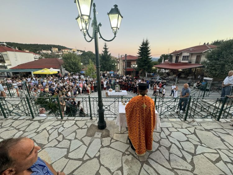 Οι Μαυρελίτες ζητούν να παραμείνει ο πατήρ Κωνσταντίνος στην Eνορία τους