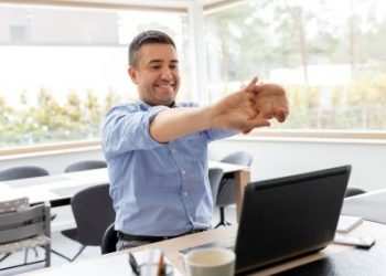 Έχετε δουλειά γραφείου; Τι προτείνει γιατρός να κάνετε κάθε 45’