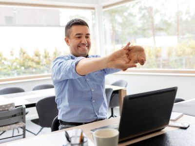 Έχετε δουλειά γραφείου; Τι προτείνει γιατρός να κάνετε κάθε 45’