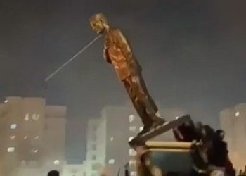 Ιράν: Η στιγμή που διαδηλωτές γκρεμίζουν άγαλμα του Κασέμ Σουλεϊμανί