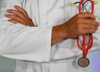 “Γιατρός” ξάφρισε ηλικιωμένη | Γυναίκα οδηγούσε μεθυσμένη