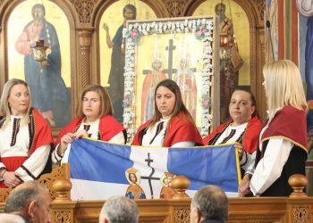 Με λαμπρότητα και μεγάλη συμμετοχή κόσμου πανηγύρισε το Πετρωτό τους Αγίους Κωνσταντίνο και Ελένη (ΦΩΤΟ – ΒΙΝΤΕΟ)