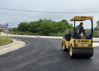 Ασφαλτος στην οδό Σπετσοπούλας και νέος κυκλικός κόμβος στα Τρίκαλα από τον Δήμο Τρικκαίων – Επίσκεψη Σακκά στα 2 έργα