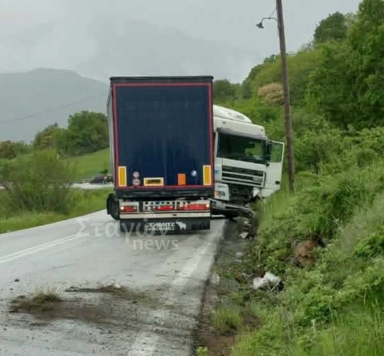 Τροχαίο ατύχημα έξω από την Τρυγώνα – Δίπλωσε νταλίκα στο ρεύμα προς Γιάννενα (ΦΩΤΟ)