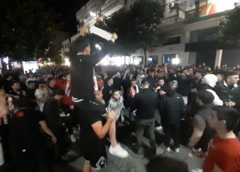Ξέφρενοι πανηγυρισμοί των Ολυμπιακών στα Τρίκαλα – Χαμός στο κέντρο μετά την κατάκτηση του τροπαίου (Βίντεο – Φωτό)
