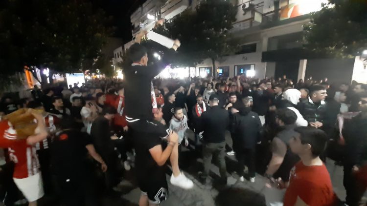Ξέφρενοι πανηγυρισμοί των Ολυμπιακών στα Τρίκαλα – Χαμός στο κέντρο μετά την κατάκτηση του τροπαίου (Βίντεο – Φωτό)