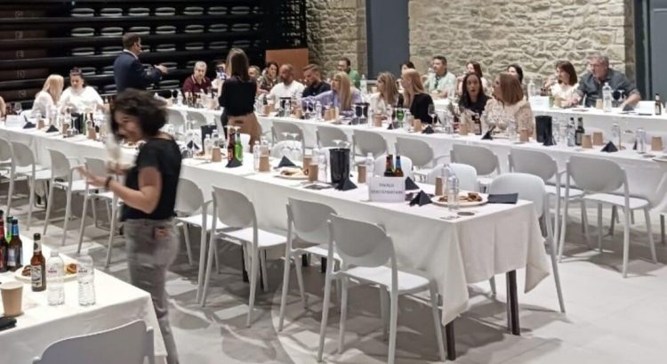 Γνωστό οινοποιείο της Λάρισας διοργάνωσε βραδιά γευσιγνωσίας με κρασιά και μπύρες στα Τρίκαλα (ΦΩΤΟ)