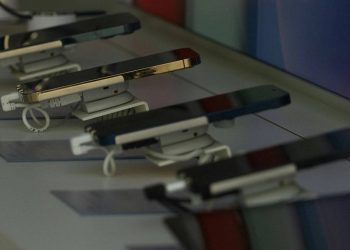Smartphones: Στα σκαριά η οθόνη του μέλλοντος – Η φημολογία για την πρώτη συσκευή που θα τη χρησιμοποιήσει
