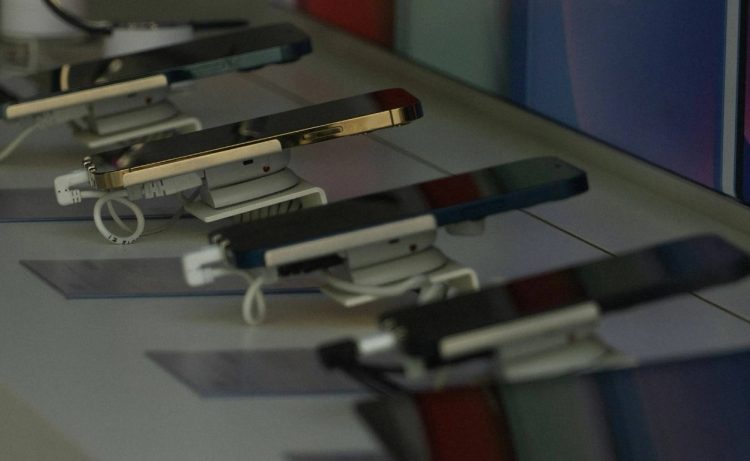 Smartphones: Στα σκαριά η οθόνη του μέλλοντος – Η φημολογία για την πρώτη συσκευή που θα τη χρησιμοποιήσει