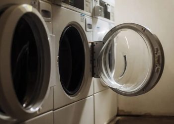 Γιατί δεν πρέπει να αφήνεις ποτέ το πλυντήριο ρούχων ανοιχτό μετά την πλύση