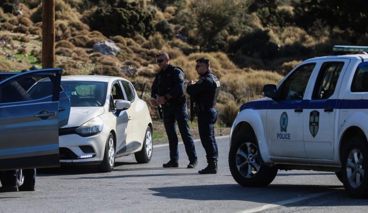 Μεγάλη επιχείρηση της ΕΛΑΣ στην Κρήτη για ναρκωτικά και παράνομες επιδοτήσεις του ΟΠΕΚΕΠΕ, οι 4 οικογένειες και το τηλέφωνο που τους αποκάλυψε