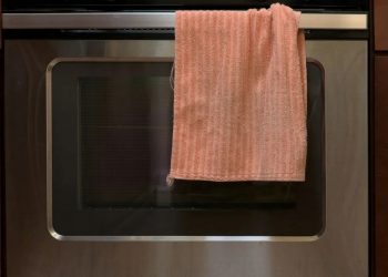 Γιατί δεν είναι καλή ιδέα να κρεμάμε μια πετσέτα κουζίνας στην πόρτα του φούρνου