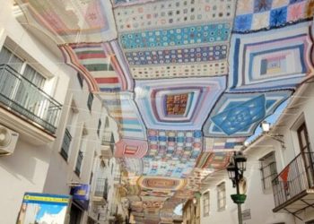 Γιαγιάδες έσωσαν μια πόλη της Ισπανίας από τον καύσωνα πλέκοντας έναν πολύχρωμο «ουρανό».