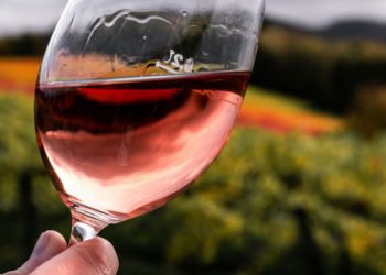 Διεθνής αναγνώριση για το ελληνικό κρασί: Οι Βρετανοί υποκλίνονται στα ροζέ – Οι ερυθρές εκπλήξεις