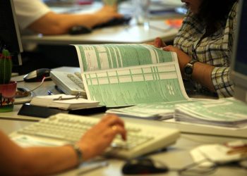 Φορολογικές δηλώσεις: Τελευταία ευκαιρία έως 15 Μαΐου για τη μέγιστη έκπτωση 4%