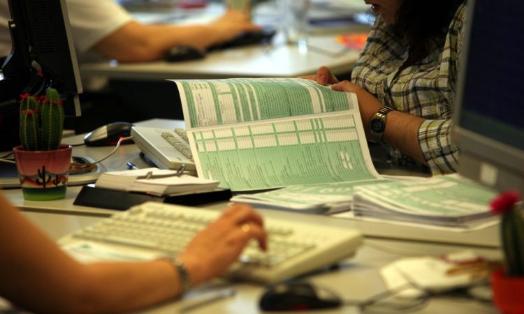 Φορολογικές δηλώσεις: Τελευταία ευκαιρία έως 15 Μαΐου για τη μέγιστη έκπτωση 4%