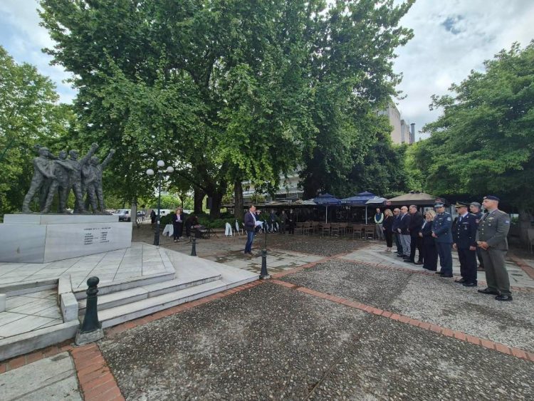Τους εθνικούς αντιστασιακούς αγώνες του Ελληνισμού ενάντια στο ναζισμό τίμησαν τα Τρίκαλα