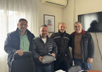 Οι αστυνομικοί παρέδωσαν το πρώτο μεγάλο δώρο της λαχειοφόρου της ετήσιας χοροεσπερίδας