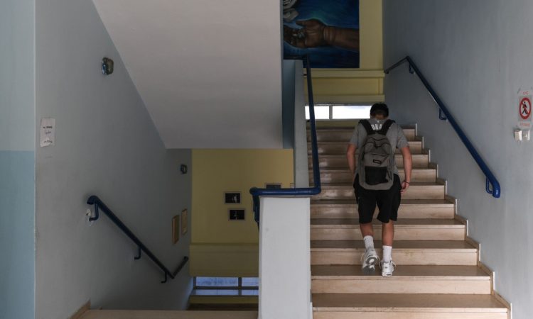 Τεχνητή Νοημοσύνη στα σχολεία: Για πρώτη φορά σαφείς κανόνες και «κόκκινες γραμμές»