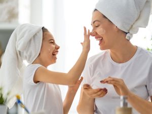 Skincare routine για μαμά και κόρη: Η σωστή φροντίδα του δέρματος σε κάθε ηλικία