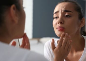 Πού οφείλεται το ξαφνικό πρήξιμο στα χείλη
