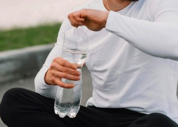 Γιατί δεν πρέπει να ξαναγεμίζουμε ένα πλαστικό μπουκάλι με νερό