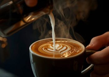 Γάλα στον καφέ: οφέλη και παρενέργειες