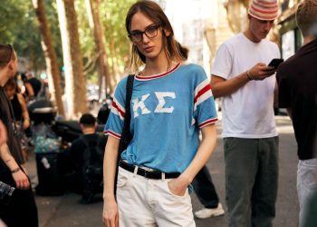 Street style inspo: 4 looks με t-shirt που μπορείς να εύκολα να αντιγράψεις