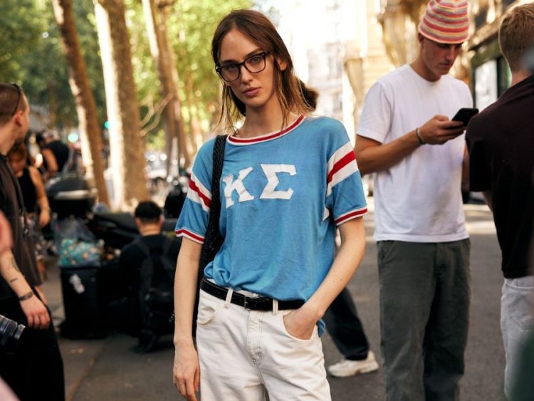 Street style inspo: 4 looks με t-shirt που μπορείς να εύκολα να αντιγράψεις