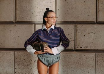 Big trend alert! Πώς να φορέσεις κομψά τα micro shorts αυτό το καλοκαίρι