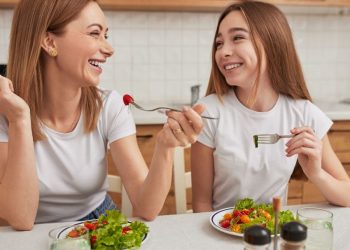 Η διατροφή στην εφηβεία: Τι πρέπει να περιλαμβάνει και τι να προσέξετε