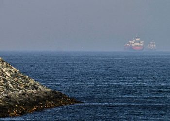 UKMTO: Δεξαμενόπλοιο χτυπήθηκε από «άγνωστα βλήματα» στα Στενά του Ορμούζ