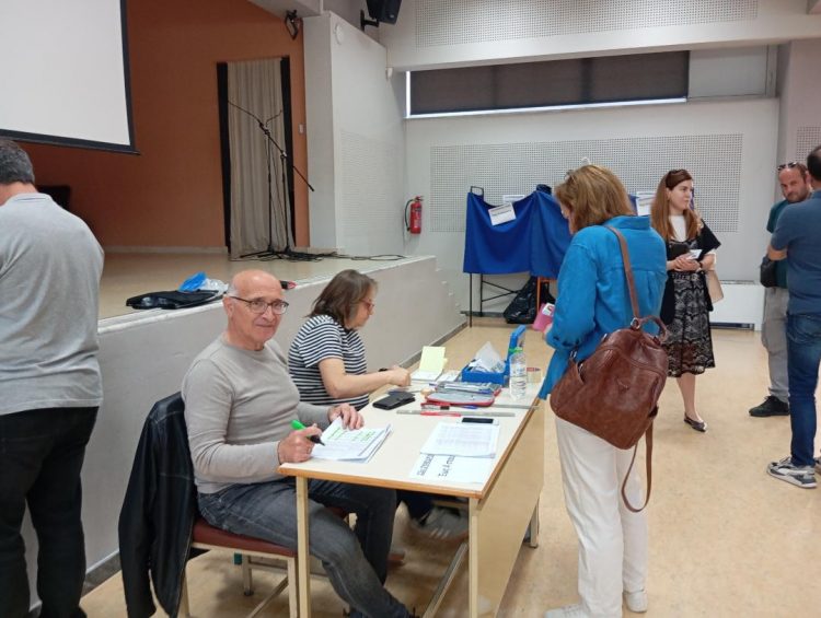 Στις κάλπες σήμερα από νωρίς το πρωί οι Τρικαλινοί εκπαιδευτικοί