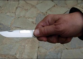 Κυκλοφορούσε και… οπλοφορούσε με δύο μαχαίρια κι έναν σουγιά!