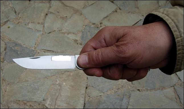 Κυκλοφορούσε και… οπλοφορούσε με δύο μαχαίρια κι έναν σουγιά!